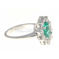 Anello con smeraldo e contorno di 10 diamanti